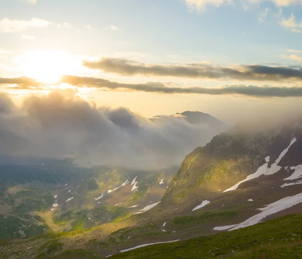 Bergvallei Dichte Mist Wolken Bij Zonsondergang — Stockfoto