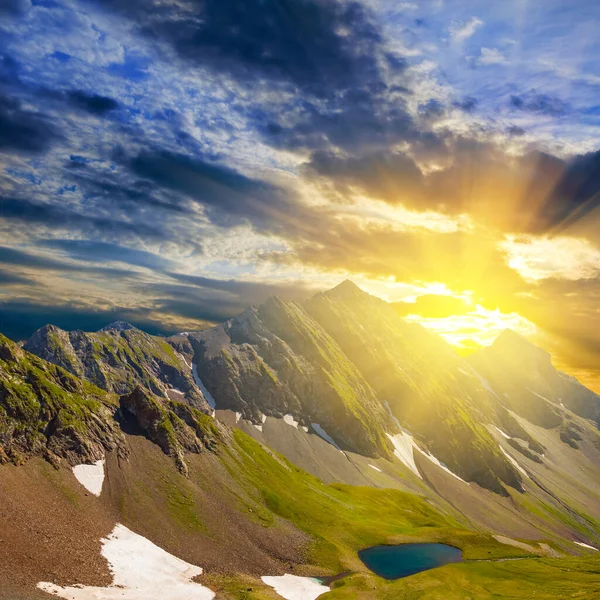 Groene Bergrug Bij Zonsondergang Natuurlijke Reisachtergrond — Stockfoto