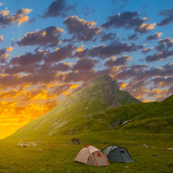 Туристичний Табір Зеленій Гірській Долині Заході Сонця Фон Природних Подорожей — стокове фото