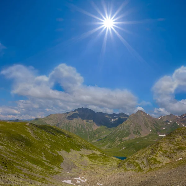 Зелена Гірська Долина Сонячний День — стокове фото