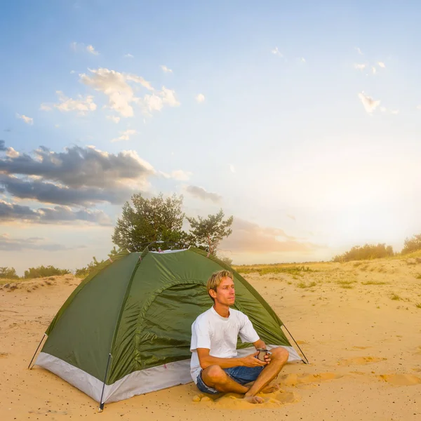 Yakın Plan Adam Gün Batımında Turistik Çadırın Yanında Oturuyor Yaz — Stok fotoğraf