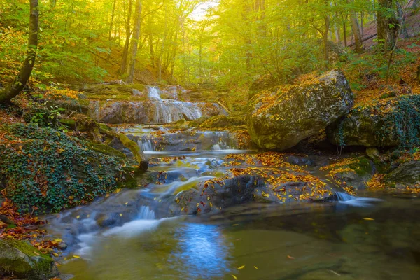 小山河 山峡谷瀑布 秋天户外山景 — 图库照片