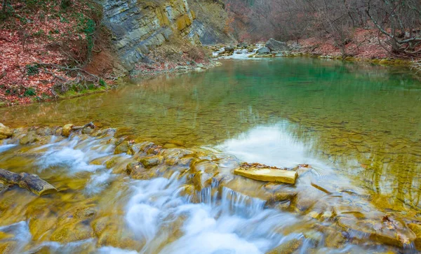 Malá Horská Řeka Vodopádem Horském Kaňonu Podzimní Venkovní Horská Scéna — Stock fotografie