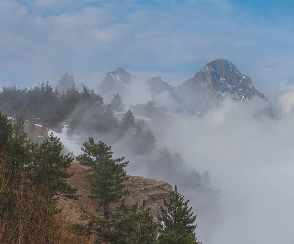 Schneebedeckter Bergrücken Nebel Und Dichten Wolken — Stockfoto