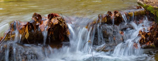 山河上的小瀑布 — 图库照片
