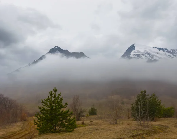 Snowbound Mountain Ridge Mist Dense Clouds — Stock Photo, Image