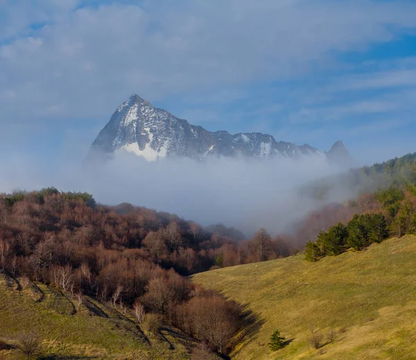 Schneebedeckter Bergrücken Nebel Und Dichten Wolken — Stockfoto