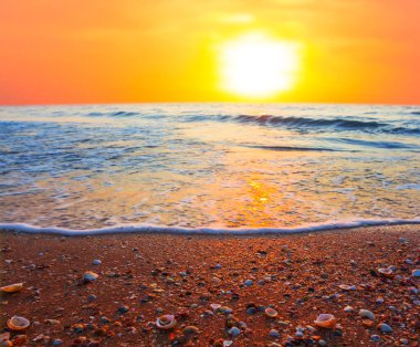 Gün batımında kumlu deniz plajı, yaz tatili arka planı.