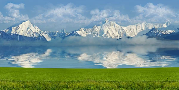 Schneebedeckter Bergrücken Jenseits Von See Und Wiese Wunderschönes Natürliches Reisepanorama — Stockfoto