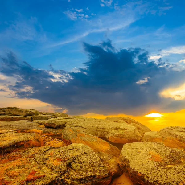 Nahaufnahme Haufen Riesiger Steine Auf Sand Beim Dramatischen Sonnenuntergang Natürlicher — Stockfoto