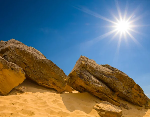 Nahaufnahme Haufen Von Riesigen Steinen Auf Sand Unter Einer Glitzernden — Stockfoto