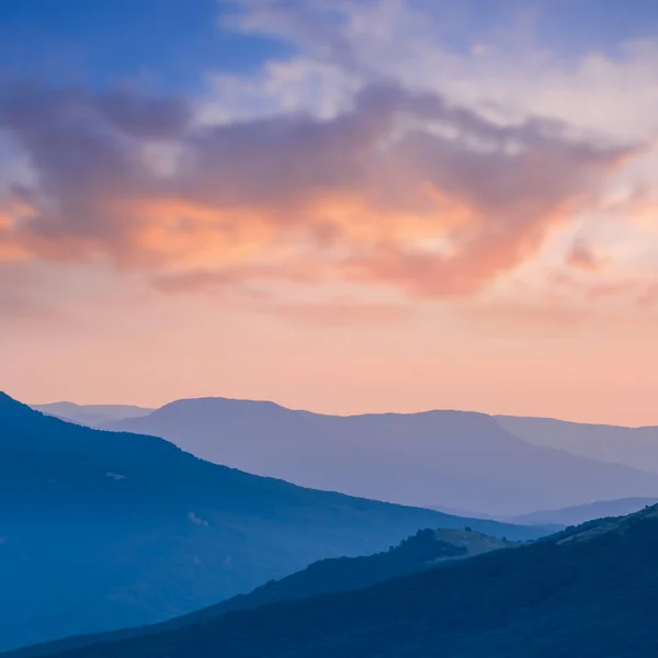 Silhouette Cresta Montagna Nella Nebbia Blu Crepuscolo Paesaggio Naturale Montagna — Foto Stock