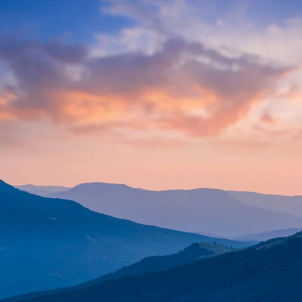 Horský Hřeben Silueta Modré Mlze Soumraku Přírodní Horská Krajina — Stock fotografie