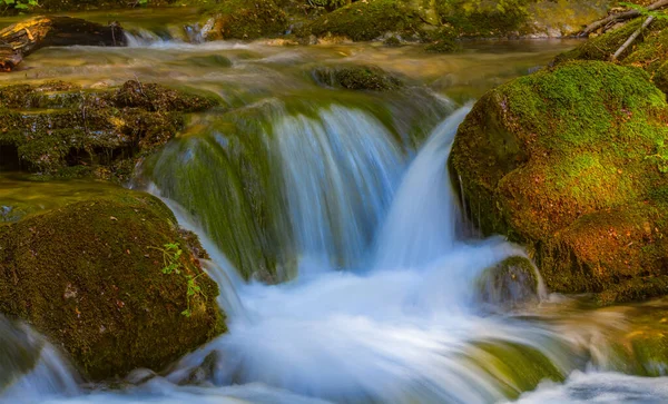 Dağ Nehri Üzerinde Küçük Bir Şelale Doğal Dağ Kanyonu Manzarası — Stok fotoğraf