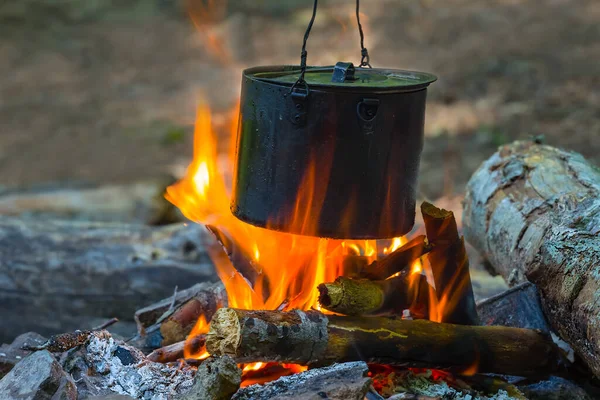 Close Ketel Kampvuur Camping Koken Scene — Stockfoto