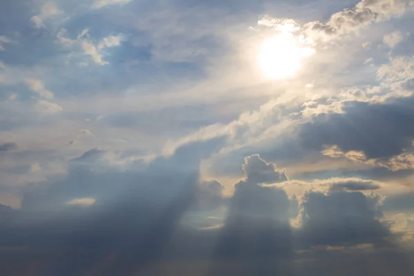 Sol Brillante Sobre Denso Cielo Nublado Fondo — Foto de Stock