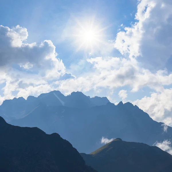 Hoge Berg Ketting Silhouet Onder Een Glinsterende Zon — Stockfoto