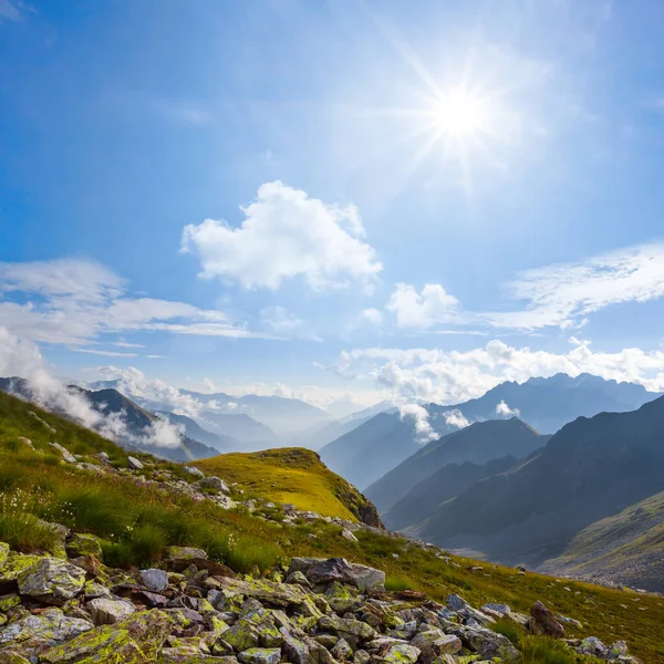 Groene Bergvallei Dichte Wolken Zonnige Dag — Stockfoto