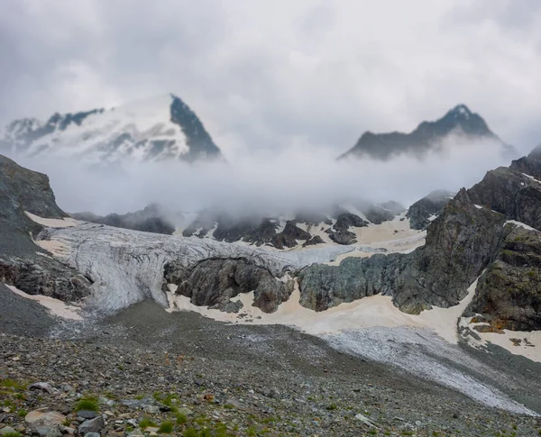 Горный Хребет Ледником Плотных Облаках — стоковое фото