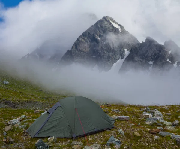 Grön Turist Tält Vistelse Bergspass Dimma Och Täta Moln Hög — Stockfoto