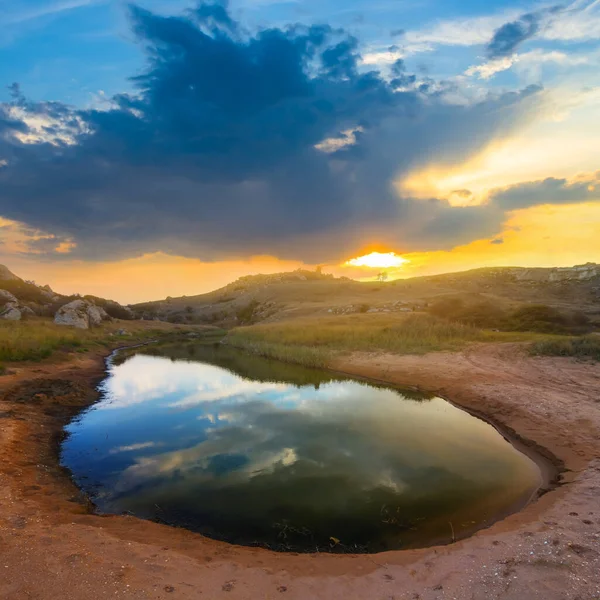 夕阳西下 沙地草原间的小水坑 — 图库照片