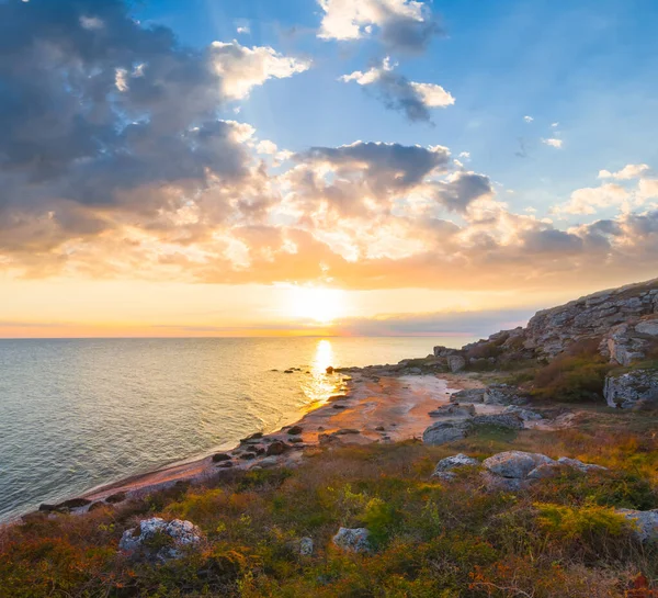 Spokojna Zatoka Morska Przy Dramatycznym Zachodzie Słońca Naturalna Letnia Scena — Zdjęcie stockowe