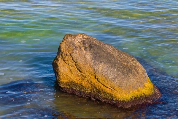 Ogromny Kamień Morzu Pobliżu Wybrzeża Lato Szmaragdowe Morze Tło — Zdjęcie stockowe