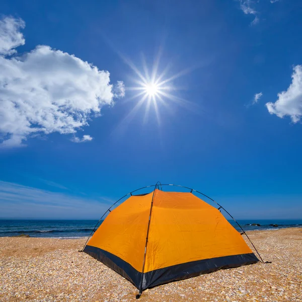 Проживание Туристической Палатке Песчаном Морском Пляже Солнечный День Летний Морской — стоковое фото