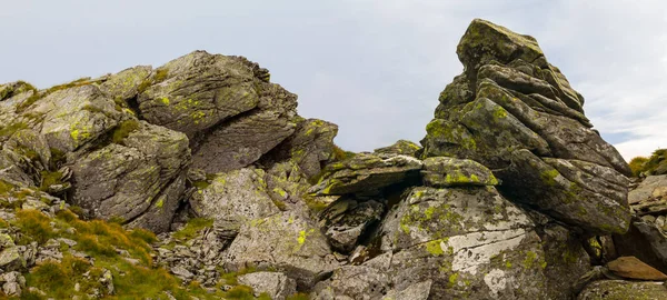 Green Mountain Ridge Huge Stones Cloudy Sky — Zdjęcie stockowe