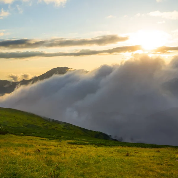 Groene Bergvallei Dichte Wolken Bij Zonsondergang — Stockfoto