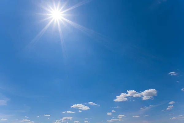 Cielo Nublado Azul Con Sol Brillante Hermoso Fondo Cielo Natural — Foto de Stock