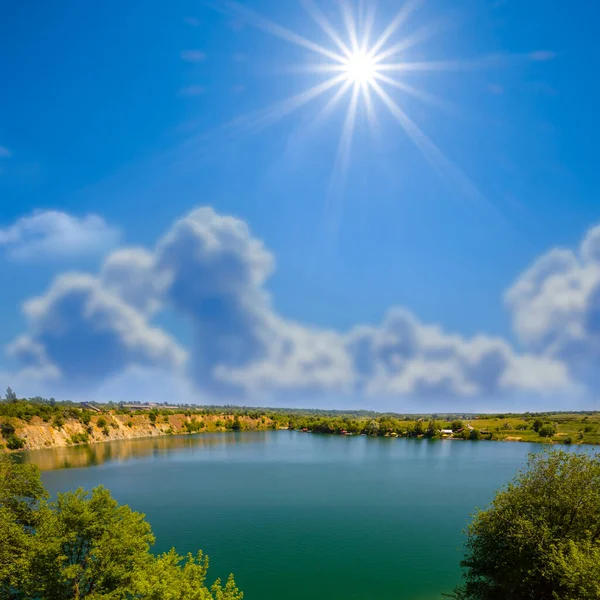 云天下的翡翠湖带着灿烂的阳光 室外夏季自然景观 — 图库照片