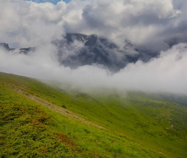 Encosta Montanha Verde Névoa Densa Nuvens Fundo Viagem Natural — Fotografia de Stock