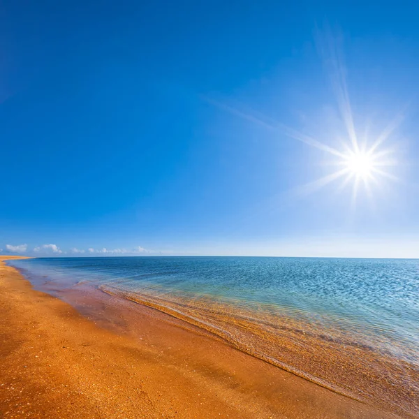 Изумрудный Морской Залив Сияющим Солнцем — стоковое фото