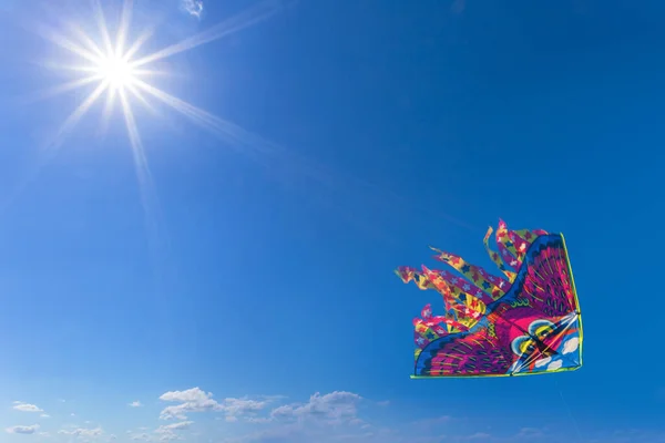 Nahaufnahme Fliegender Drache Blauen Himmel Mit Glitzernder Sonne — Stockfoto
