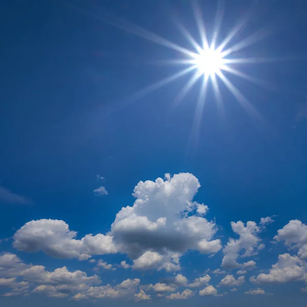 Błyszczące Słońce Niebieskim Tle Zachmurzone Niebo — Zdjęcie stockowe