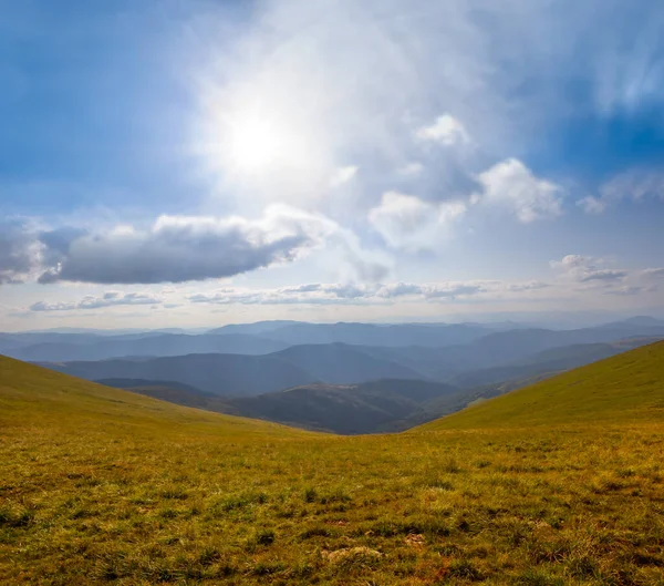輝く太陽の下の緑の芝生の山の尾根夏の自然山の風景 — ストック写真