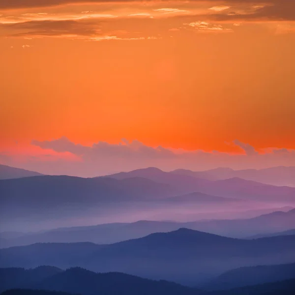 Sylwetka Grzbietu Górskiego Niebieskiej Mgle Zmierzchu Naturalne Górskie Tło Podróży — Zdjęcie stockowe