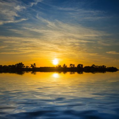 Dramatik günbatımı suda yansıyor, güzel yaz doğal arka plan