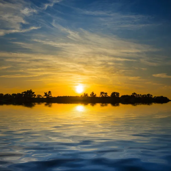 Dramatik günbatımı suda yansıyor, güzel yaz doğal arka plan