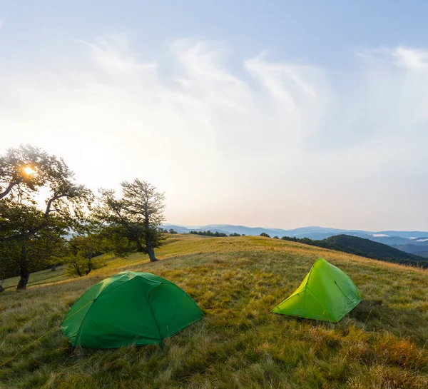 Acampamento Turístico Montanha Pela Manhã Camping Cena Viagem — Fotografia de Stock