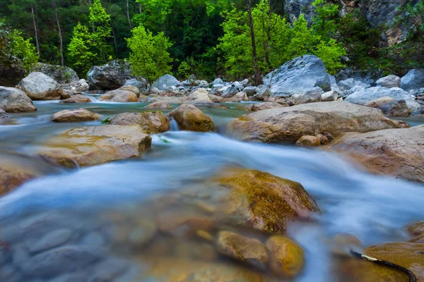 Fiume Montagna Che Scorre Veloce Sopra Pietre — Foto Stock