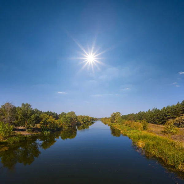 Glittrande Sol Ovanför Lång Bevattningskanal — Stockfoto