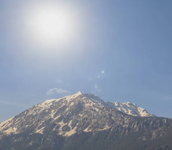 在灿烂的阳光下 塔哈塔利 达基山在雪地里 — 图库照片