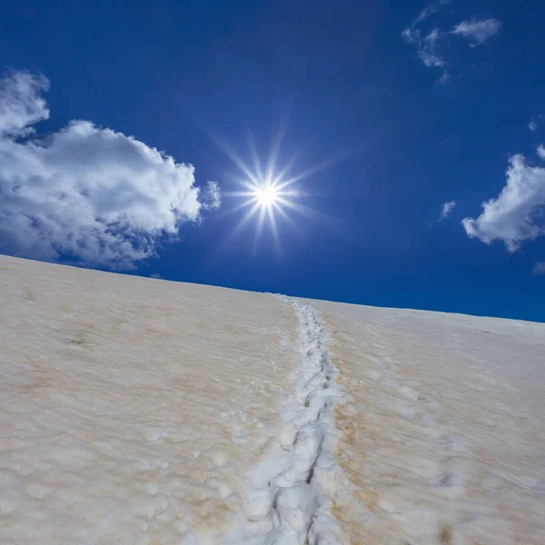 Schneebedeckter Berghang Mit Personenspur Licht Der Glitzernden Sonne Natürlicher Reisehintergrund — Stockfoto