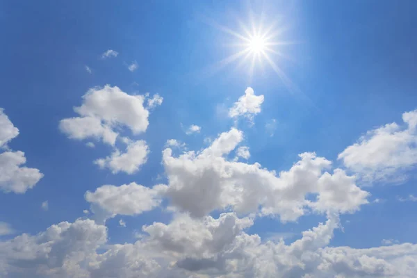 Gorące Słońce Niebieskim Tle Zachmurzone Niebo — Zdjęcie stockowe