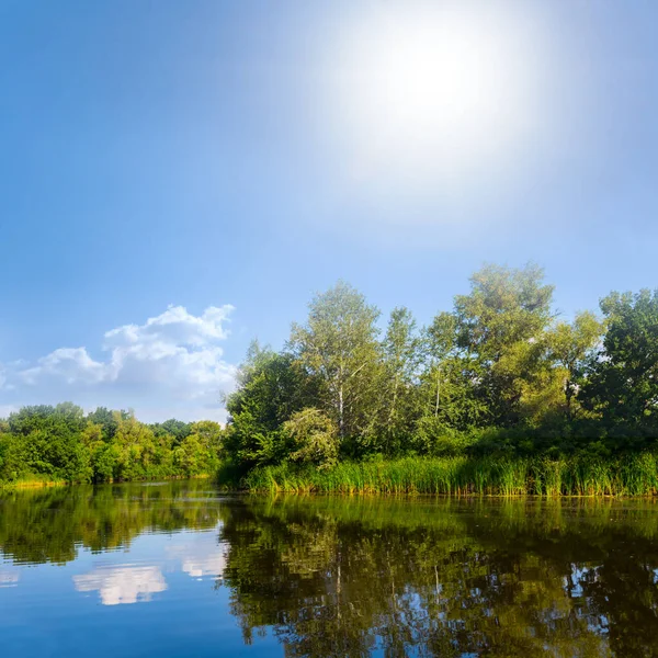 Spokojny Letni Rzeka Gorący Słoneczny Dzień Naturalny Plenerowy Krajobraz — Zdjęcie stockowe