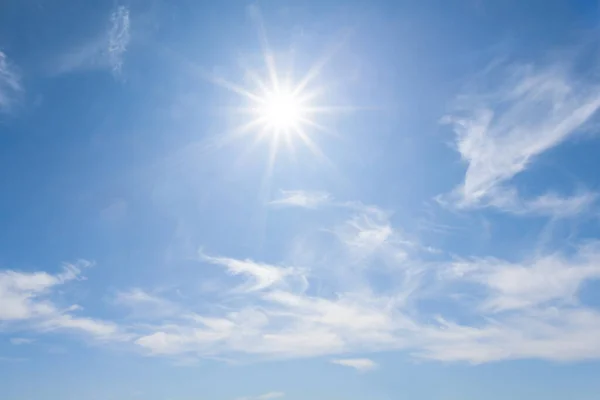 Hete Fonkelende Zon Blauwe Bewolkte Hemel Achtergrond — Stockfoto