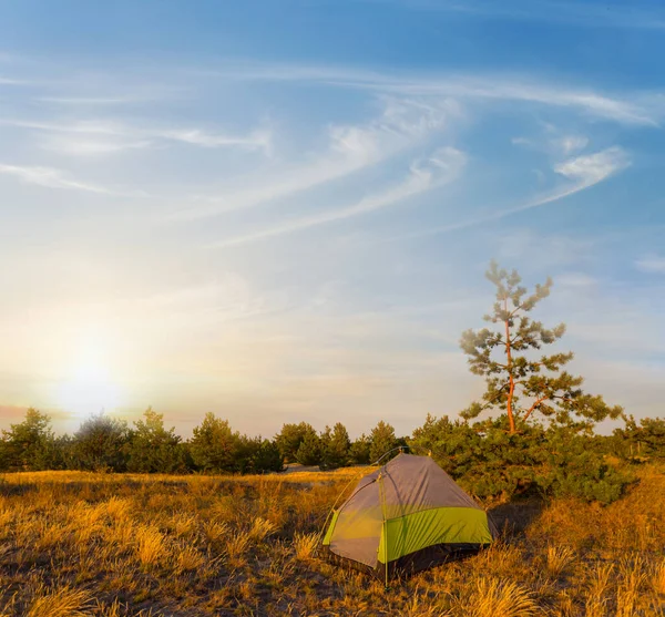 日落时 在草原上的小旅游帐篷 自然旅行背景 — 图库照片