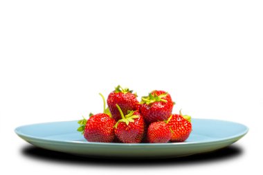 Yakın plan kırmızı olgun çilek yığını beyaz arkaplanda izole edilmiş yemek